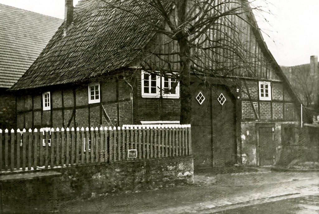 Das ehemalige Haus Beller stand damals zwischen dem heutigen Hof von Christoph Floren, Twistetalstraße 19 und dem Haus Gebel an der jetzigen Twistetalstraße 21.