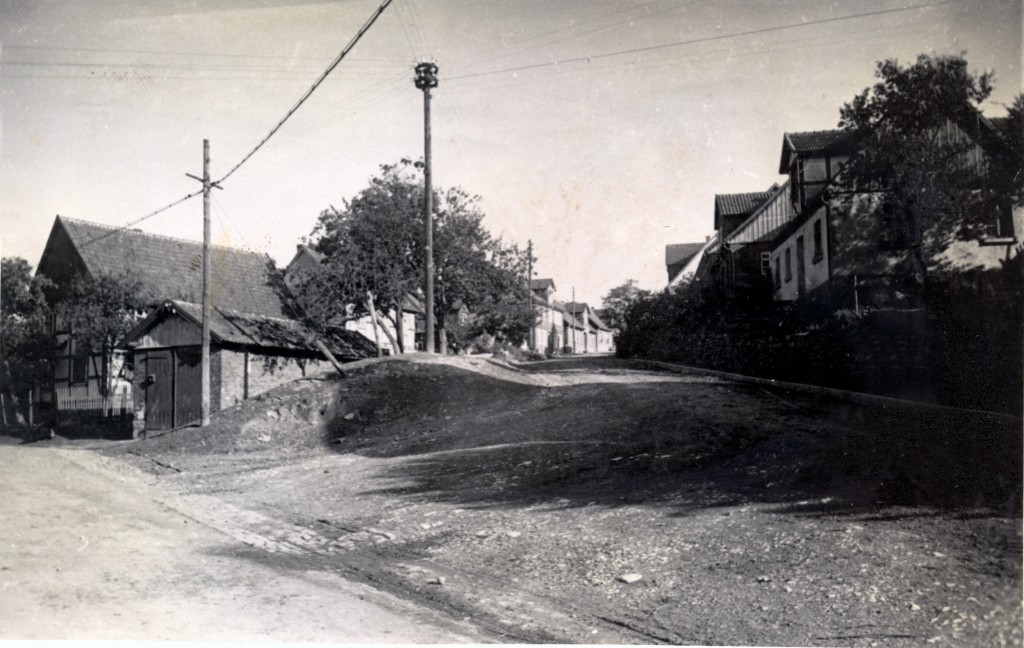 Das alte Spritzenhaus links an der Auffahrt zum Bessel. Aufnahme aus dem Jahre 1954. Im Jahre 1958 wurde das Spritzenhaus an Johannes Bruns verkauft und später abgerissen.