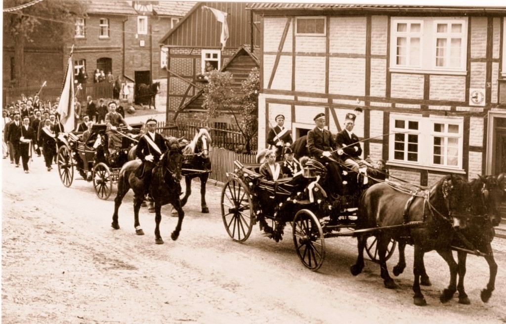 Schützenfestumzug im Jahre 1931. Königspaar Heinrich Reitemeier und Frau Elisabeth Heppe.