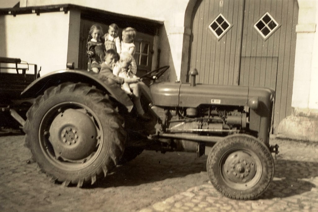 Neuer Trecker der Familie Gründer. Fordson Dexta.