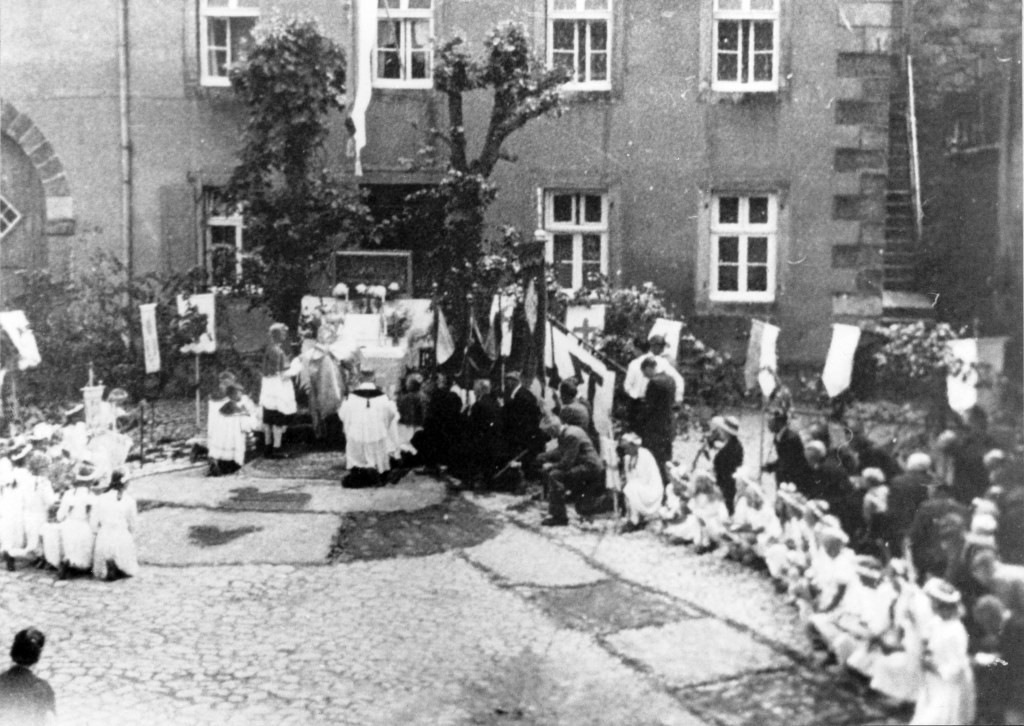 Fronleichnamsprozession in den frühen 50er Jahren, hier an der Station Gründer im Unterdorf.